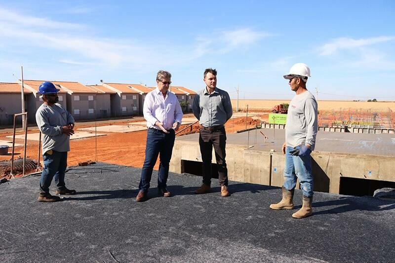 Imagem de compartilhamento para o artigo Prefeito Walter Schaltter fiscaliza construção do Residencial Araras, em Chapadão do Sul da MS Todo dia